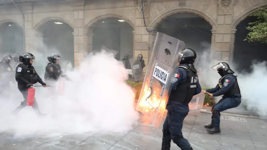 Tres policías permanecen delicados tras marcha del 2 de octubre en Cdmx