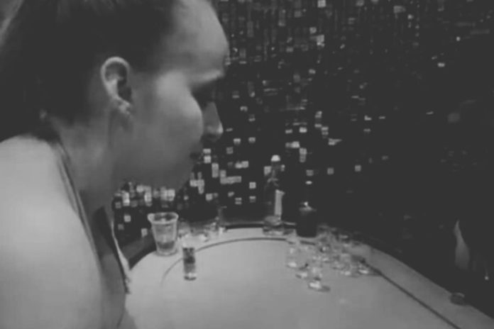 _Vi morir a mi hija tres veces_- Reto con alcohol adulterado desata la tragedia en Cali "Vi morir a mi hija tres veces": Reto con alcohol adulterado desata la tragedia en Cali