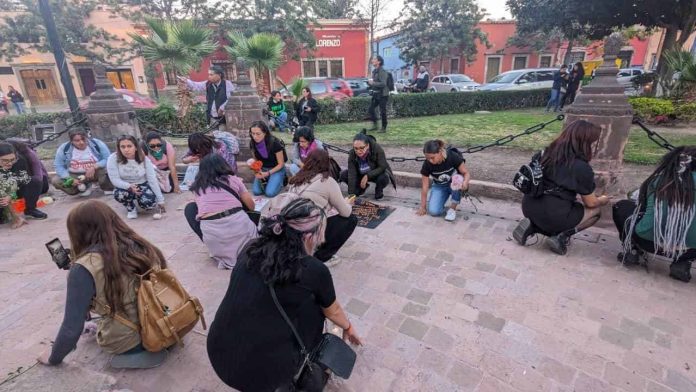 Víctima se desnuda ante diputados en San Luis Potosí exigiendo justicia