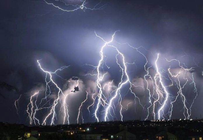 Tormenta eléctrica sorprende a Cancún: intensas lluvias dejan calles inundadas y caos vial Tormenta eléctrica sorprende a Cancún: intensas lluvias dejan calles inundadas y caos vial