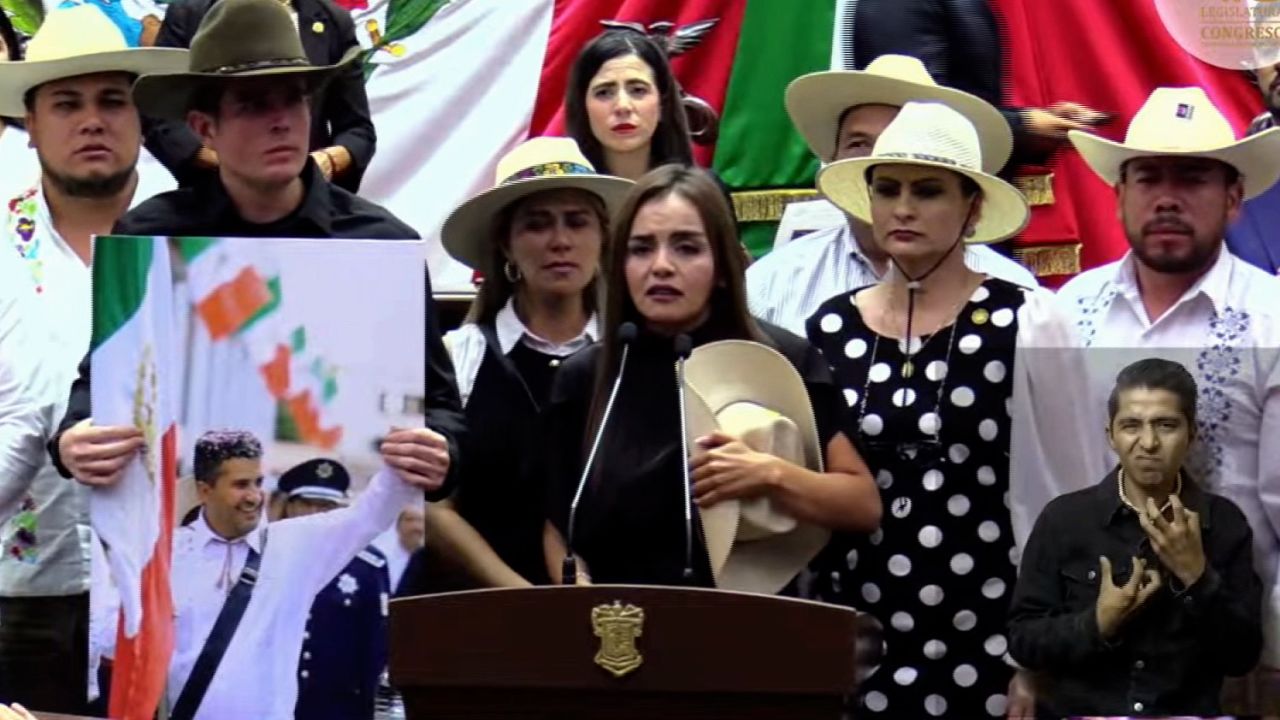 21 militares escoltan a Grecia Quiroz, viuda de Carlos Manzo, tras el asesinato