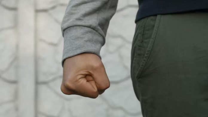 Agresión brutal en Neuquén- Un padre golpea a alumno por video de TikTok Agresión brutal en Neuquén: Un padre golpea a alumno por video de TikTok