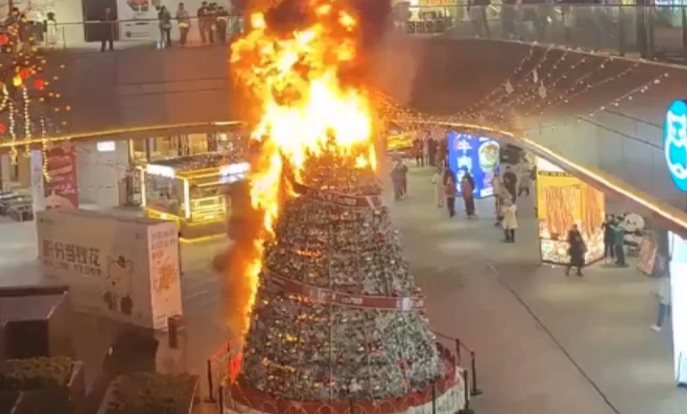 Árbol de Navidad gigante arde en China: el video viral que expone el riesgo eléctrico