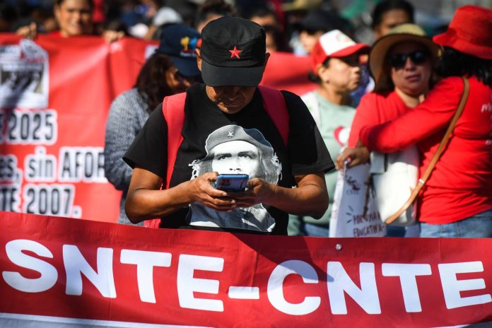 CNTE desafía el blindaje en Zócalo y paraliza la CDMX por 48 horas CNTE desafía el blindaje en Zócalo y paraliza la CDMX por 48 horas