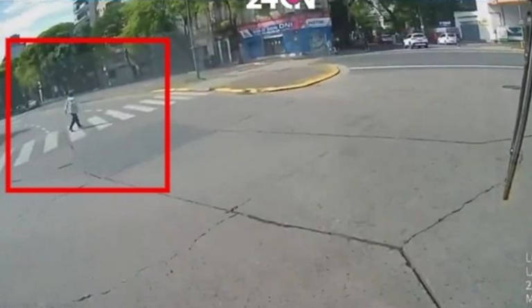 Cámara capta el violento momento en que chofer arrolla a mujer en Chacarita