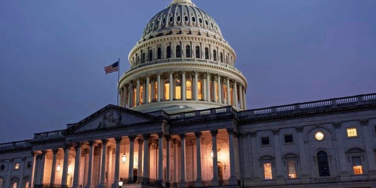 Cierre de gobierno en EE. UU. impulsa al peso: precio del dólar hoy