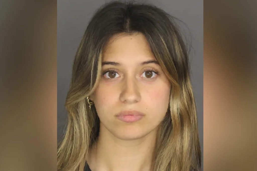 Conmoción en Florida: maestra de 22 años detenida por fotos inapropiadas