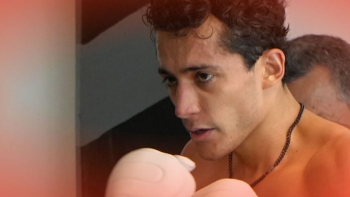 El Divino Espinoza retiene el cetro y aviva la polémica del invicto mexicano