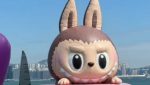 El Labubu gigante navega por Hong Kong: La nueva invasión cultural en el puerto Victoria
