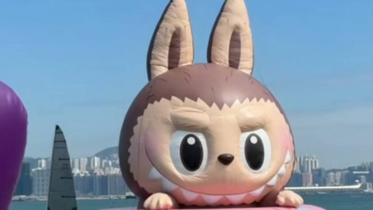 El Labubu gigante navega por Hong Kong: La nueva invasión cultural en el puerto Victoria