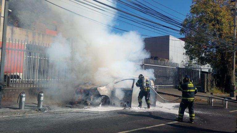 El día feriado que paralizó el poniente: incendio de vehículo híbrido en Constituyentes