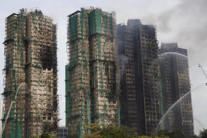 El factor que aceleró la tragedia: andamios de bambú en Hong Kong