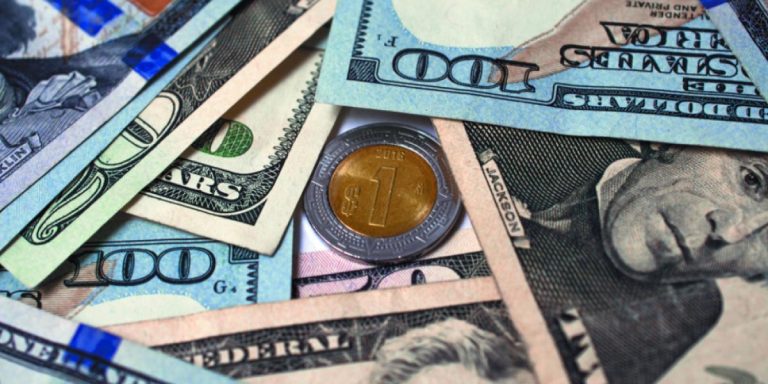 El peso se aprecia 1.36% y se defiende del dólar este 30 de noviembre