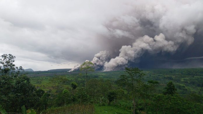 El volcán Semeru en Indonesia obliga a la evacuación y eleva la alerta máxima El volcán Semeru en Indonesia obliga a la evacuación y eleva la alerta máxima