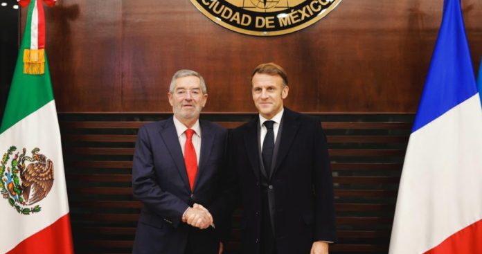 Emmanuel Macron llega a México para reunirse con Claudia Sheinbaum