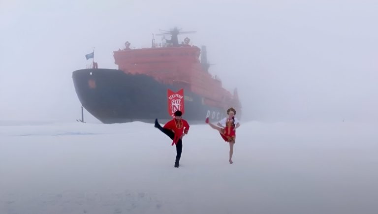Famoso chef ruso realiza un baile folclórico en el corazón del Polo Norte