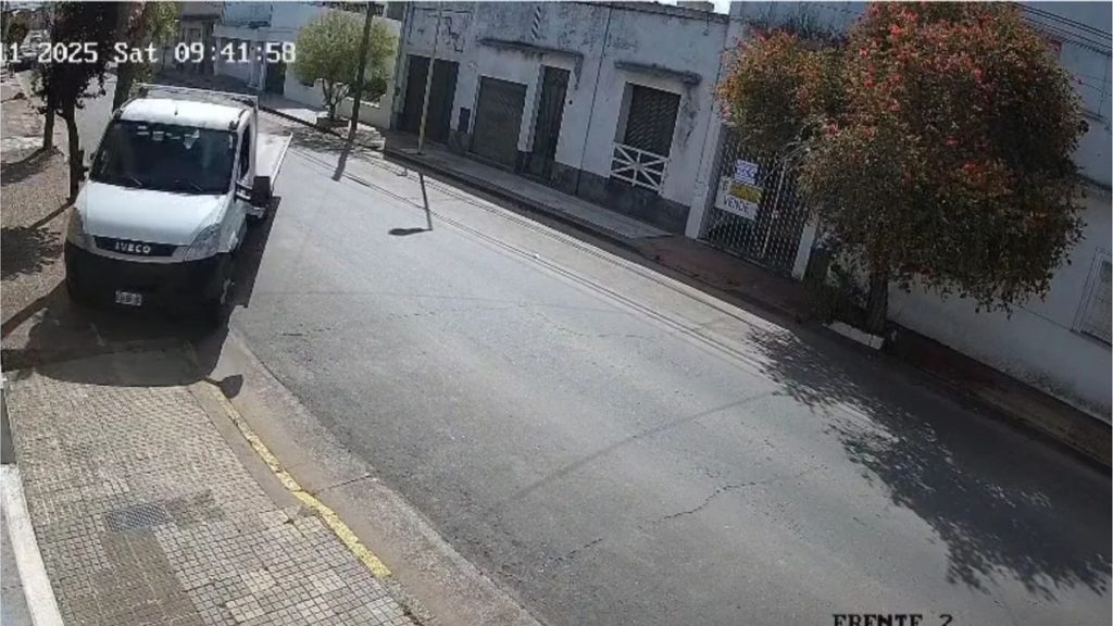 Furia al volante: motociclista muere arrollado por una grúa en Argentina