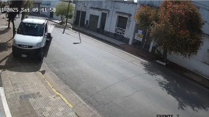 Furia al volante- motociclista muere arrollado por una grúa en Argentina Furia al volante: motociclista muere arrollado por una grúa en Argentina