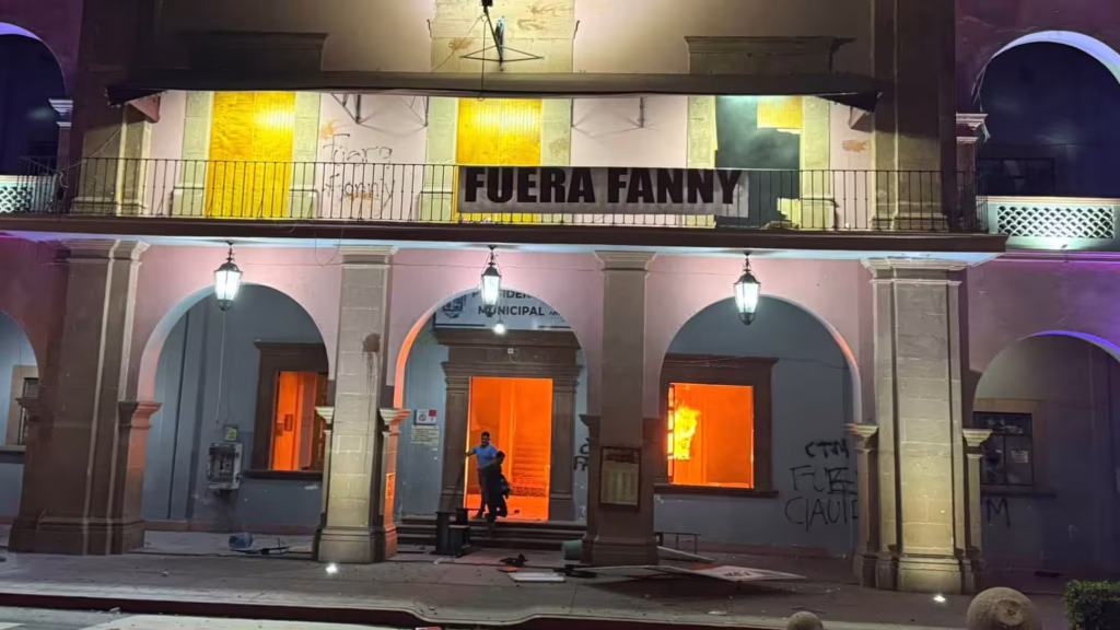 Furia por asesinato de Carlos Manzo desata vandalismo en Apatzingán