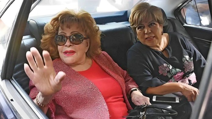 Guerra legal- enfermeras de Silvia Pinal anuncian demanda contra Efigenia Ramos Guerra legal: enfermeras de Silvia Pinal anuncian demanda contra Efigenia Ramos