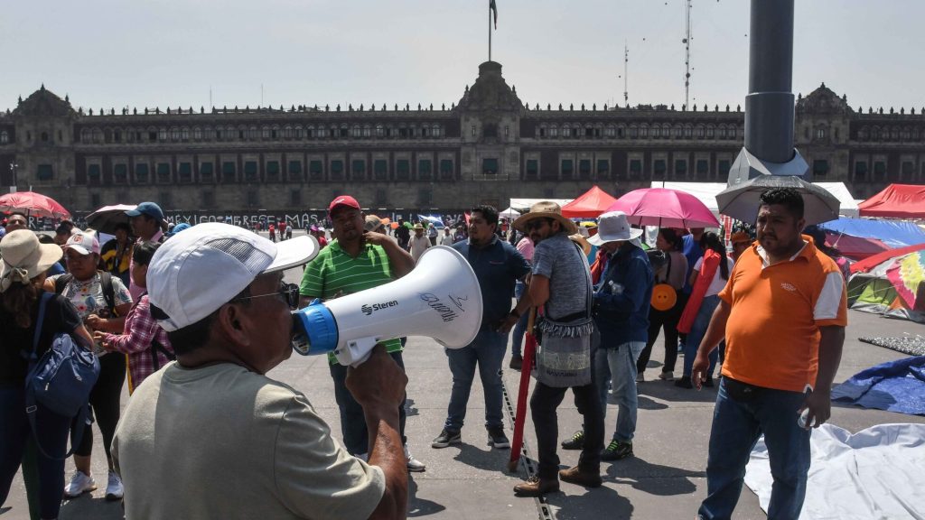 La escalada de tensión: represión con gases y empujones en el Zócalo tras protesta de la CNTE