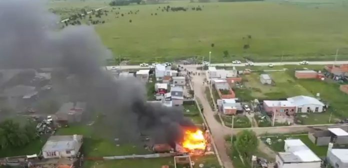 La furia colectiva en Mar del Plata: queman casa de menor acusado