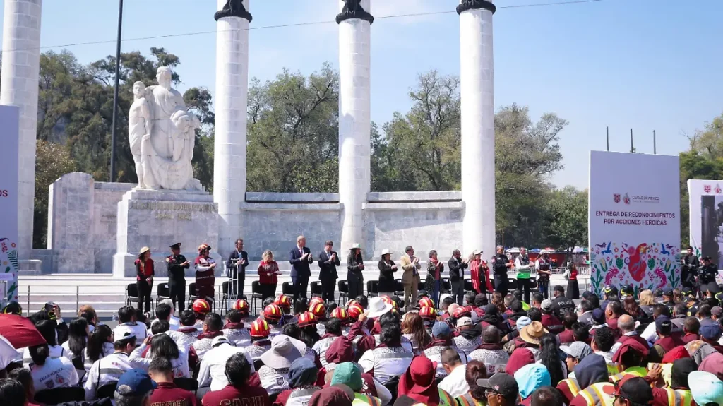 La insignia Yaotl: el emotivo reconocimiento de Clara Brugada a los héroes de la Concordia