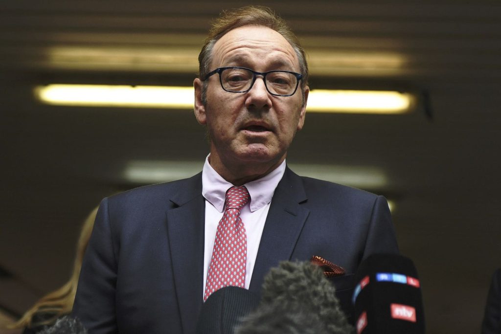La leyenda caída: Kevin Spacey confirma que es "homeless" tras juicios millonarios