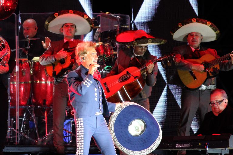 La noche incómoda de Alejandro Fernández en Querétaro: ¿malestar o falta de respeto?