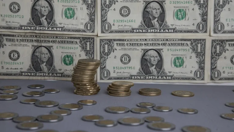 La ofensiva de Trump en la Fed impulsa al peso mexicano