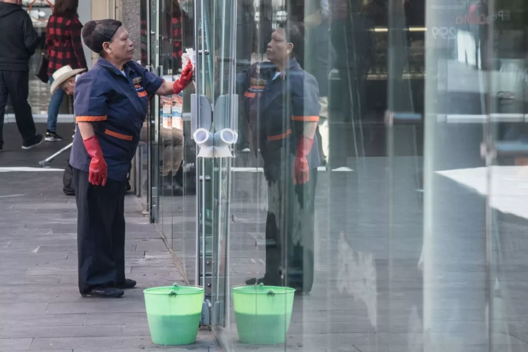 Las 61.1 horas semanales de las mexicanas: la brecha de género y el costo oculto