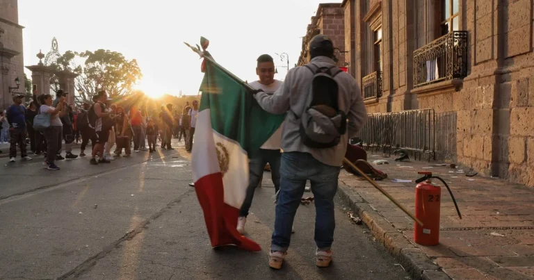 Marcha masiva en Uruapan exige justicia por Carlos Manzo y lanza amenaza política