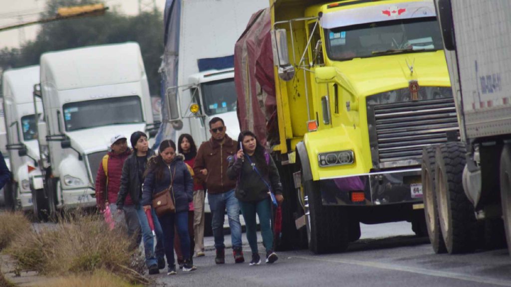 Mega bloqueo en México-Toluca: el tráiler atravesado y la lista completa de vialidades cerradas el 24 de noviembre de 2025