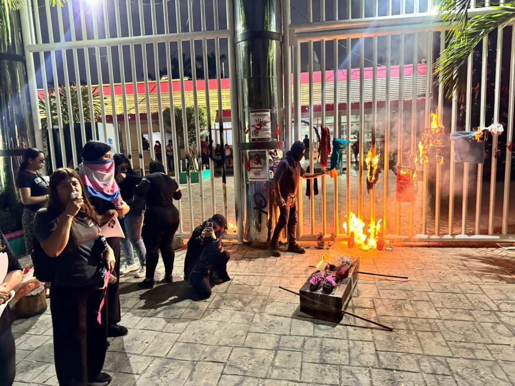 Quema de ataúdes en Tuxtla Gutiérrez: el 25 n como acusación directa