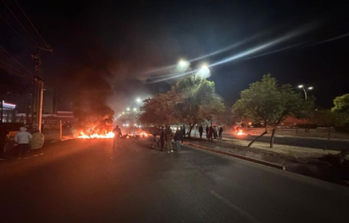Querétaro- la desesperación social que paralizó el Paseo de la República por Adrián Querétaro: la desesperación social que paralizó el Paseo de la República por Adrián