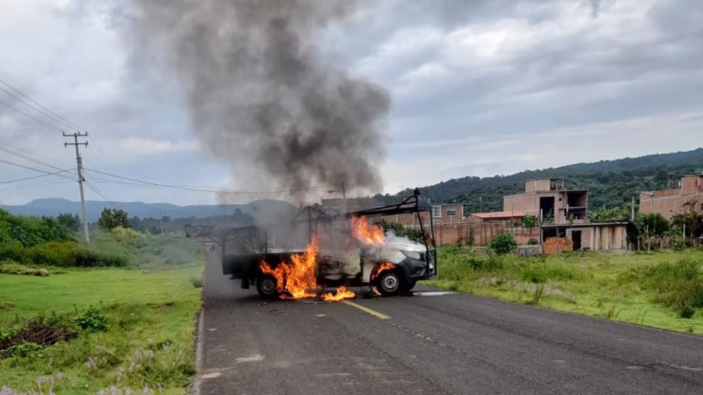 Reacción criminal: un operativo con delincuentes abatidos desata bloqueos y quema de vehículos en Michoacán