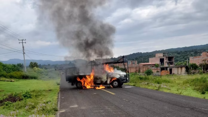 Reacción criminal- un operativo con delincuentes abatidos desata bloqueos y quema de vehículos en Michoacán Reacción criminal: un operativo con delincuentes abatidos desata bloqueos y quema de vehículos en Michoacán