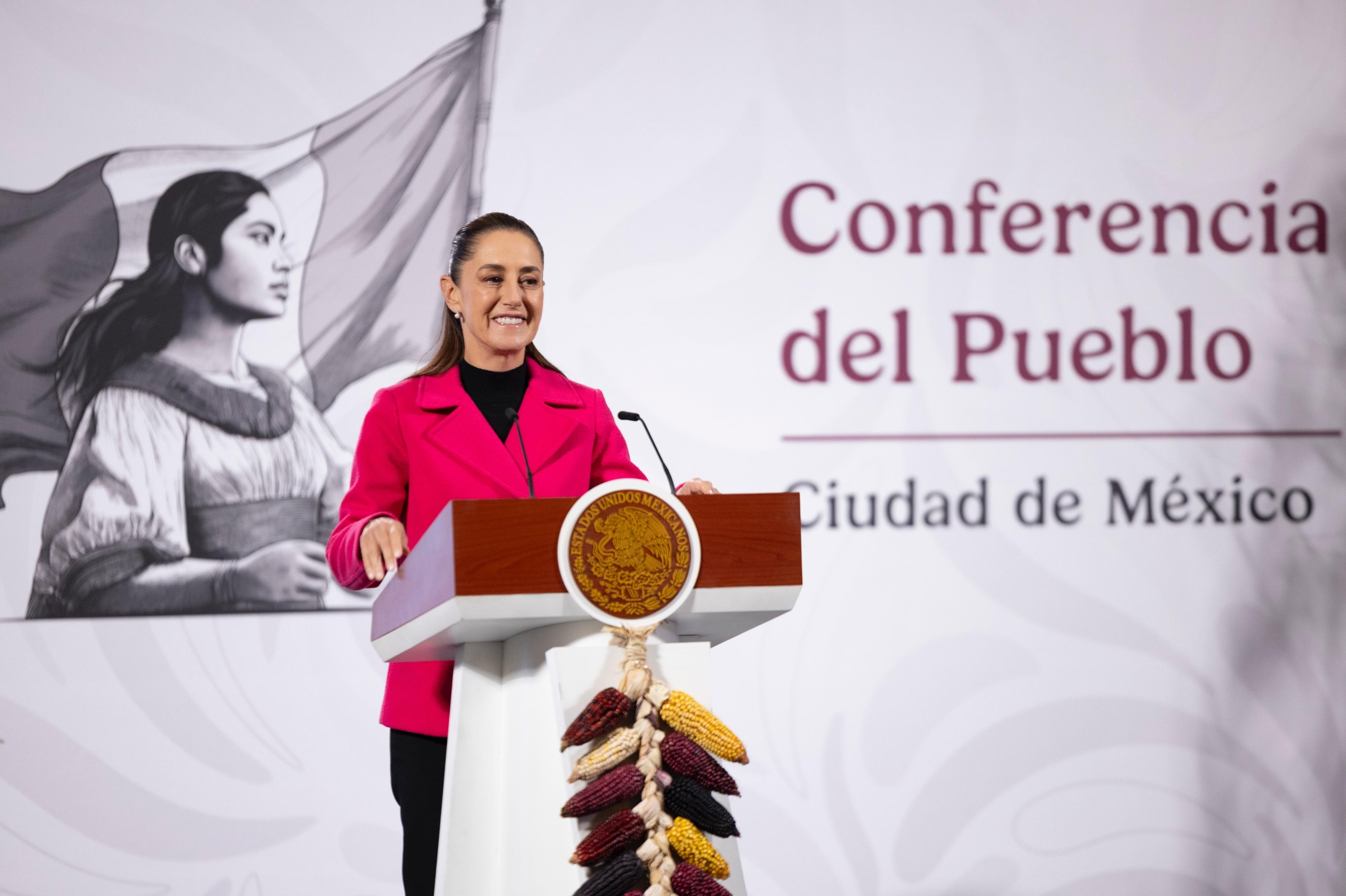 Sheinbaum marca distancia: “No hago recomendaciones en contratos”