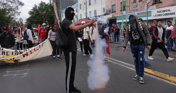 Sheinbaum niega persecución política en México- el desafío del bloque negro Sheinbaum niega persecución política en México: el desafío del bloque negro