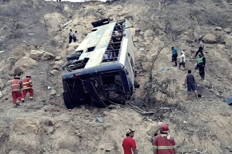 Tragedia en Perú: 37 muertos al caer autobús en precipicio de Arequipa