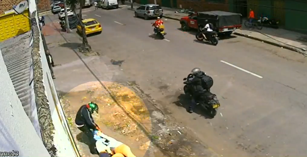 Violento asalto en Bogotá: roban herencia a dos mujeres que salían del banco