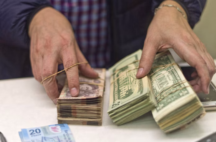 El inédito caos en Estados Unidos impulsa al peso mexicano: cotización del dólar hoy