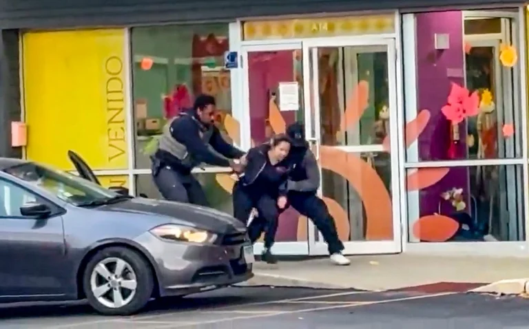 Agentes armados en una guardería: La violenta detención de una maestra en Chicago