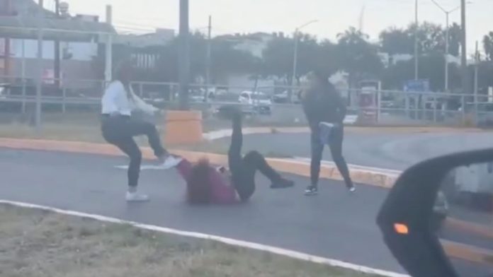 Patada en la cabeza: la indignante paliza a una mujer en Monterrey Patada en la cabeza: la indignante paliza a una mujer en Monterrey