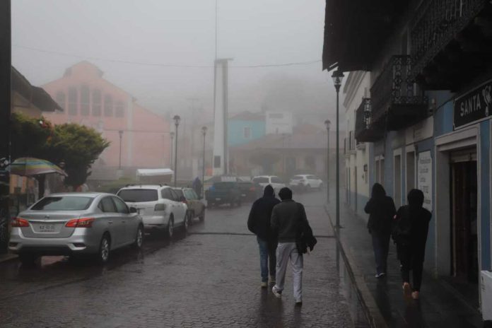 Cinco municipios de Hidalgo mantienen suspensión de clases por el Frente Frío 13