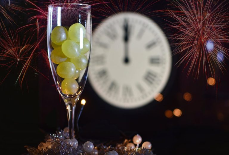 El origen de las 12 uvas y las tradiciones de año nuevo en México