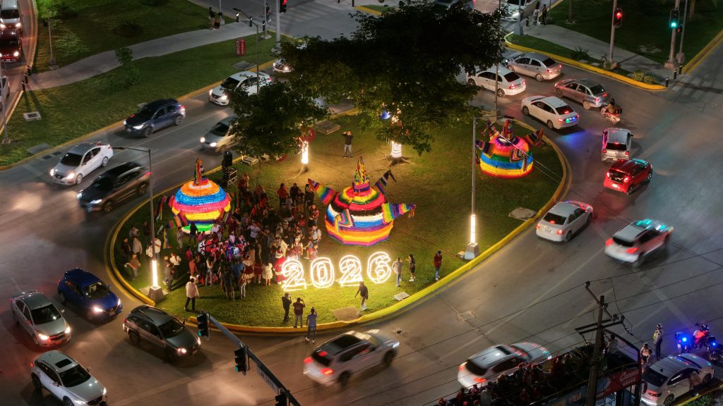 La Presidenta Municipal Ana Paty Peralta encabezó el encendido de las Glorietas Cancunenses 2025 en distintos puntos de la ciudad, llevando esperanza, unión y espíritu navideño a familias y visitantes.