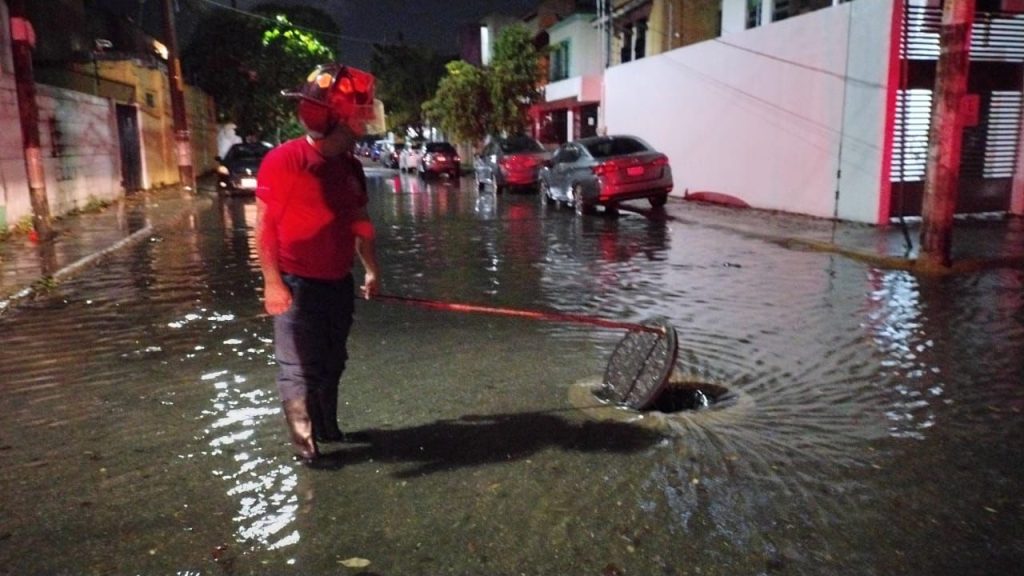 Bomberos de Cancún atienden emergencias por lluvias y refuerzan acciones preventivas en la ciudad