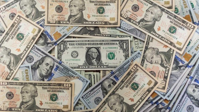 El golpe histórico del peso al dólar: el mejor cierre desde 2024