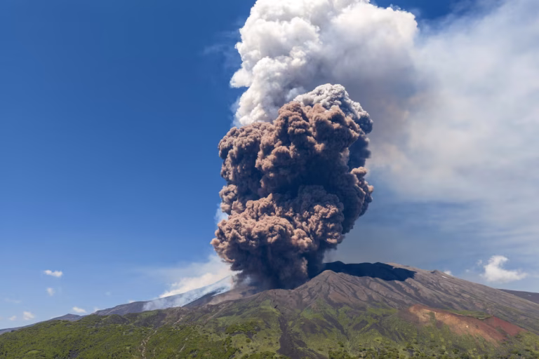Erupción del volcán Etna en Sicilia: los datos clave de su intensa actividad